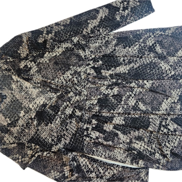 Torrid Tunic Top Womens 1 Black Gray Snakeskin Print Long Sleeve V Neck Surplice - Picture 4 of 8